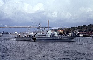 Stationer för förtöjning på HMS Mysing (P158) 5:e PtrbDiv, som är på väg att lägga till vid ÖrlbV - Nya Varvet i Göteborg sommaren 1982. Fartyget ersatte här tillfälligt HMS Magne (P153),