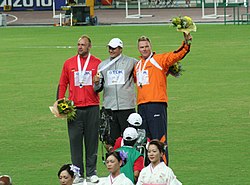 קנטר (במרכז) לאחר זכייה במדליית הזהב באוסקה