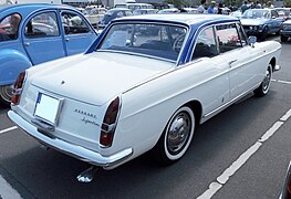 404 coupé blanche avec un pavillon bleu nuit.