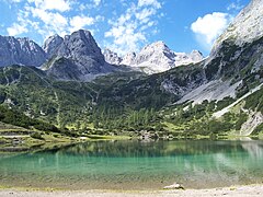 Le lac de Seebensee devant le Vorderer Drachenkopf.