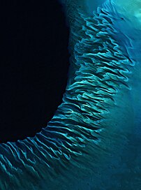 Le grand banc des Bahamas entre Andros et les îles Exumas, depuis un satellite Sentinel-2 en mars 2019. (définition réelle 3 781 × 5 086)