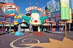 Entrée du Simpsons Ride à Universal Studios Hollywood. Elle reprend la forme de la tête de Krusty le clown.