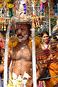 Homme portant un kavadis lors de la fête de Thaipusam.