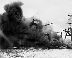 אניית צבא ארצות הברית אריזונה בוערת בפרל הארבור. המתקפה על פרל הארבור סימנה את תחילת המערכה באסיה ובאוקיינוס השקט