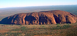 Vänster: Australien är ämnet denna vecka. Höger: Uluru, en sandsten på högkant, modell större.