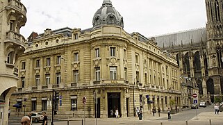 Angle de la rue Carnot et de la rue du Trésor, le Crédit Lyonnais.