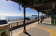 ホーム鎌倉方から藤沢方面を望む（2019年） - 写真中央の島が江の島