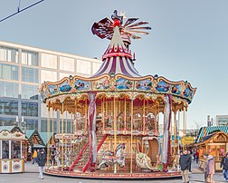 Un carrousel sur le marché de Noël d'Alexanderplatz, à Berlin. (définition réelle 4 831 × 3 865)