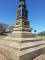 Socle en granite blanc de la Plaza Italia.