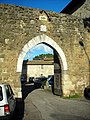 L'arco a sesto acuto della porta principale del borgo fortificato.