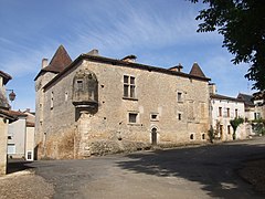 Le château, vu depuis la place du village.