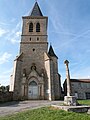 La façade de l'église et la croix de pierre.