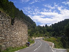 La route de la Corniche au hameau de Nozières.