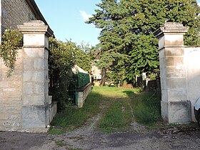 Entrée principale de l'ancien château fortifié.