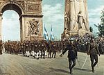 Dessin représentant la parade des forces grecques sous l'Arc de triomphe, à Paris, en juillet 1919.