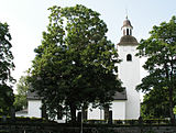 Hälsingtuna kyrka från norr med det bevarade västtornet.