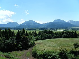 alt=飯田高原の旭日台より九重連山を望む