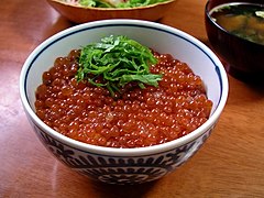 丼物上面有綠紫蘇裝飾