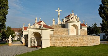 Sacro monte em Frauenkirchen (1685), um município austríaco localizado no distrito de Neusiedl am See, no estado de Burguenlândia. O sacro monte ou calvário está localizado em uma área verde em frente à Basílica de Frauenkirchen. Foi criado por volta de 1685, dois anos após a destruição da cidade e igreja pelos turcos. O fundador, príncipe Paul Esterhazy, mandou-o construir junto com a basílica. Termina em forma de caracol para um platô de onde um grupo de crucificação de pedra colossal de 1759 sobe ao céu. As capelas mostram as estações dos sofrimentos do Salvador em relevos de pedra. O sacro monte em Frauenkirchen é um dos monumentos barrocos mais importantes da Áustria e um destino e atração para muitos peregrinos e turistas. (definição 5 964 × 3 096)