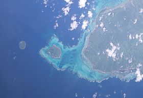 Image satellite de l'île de Manono avec Upolu à l'est et la petite île d'Apolima à l'ouest (photo NASA)