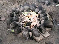 La carne esta puesta junto con las piedras calientes