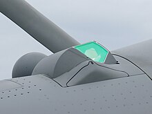 Vue en gros plan de profil du capteur TV/IR de l'OSF, protégé par un hublot aérodynamique qui apparait vert. La carlingue de l'avion est grise.