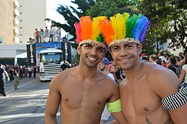 یک زوج شرکت‌کننده در رژهٔ افتخار سائو پائولو