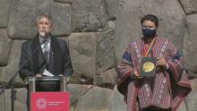 Entrega del artefacto al alcalde de Cusco Víctor Boluarte por parte del presidente del Perú Francisco Sagasti durante la ceremonia del Inti Raymi en la fortaleza de Sacsahuamán.