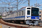 5次車はアルミ車体となり、50番台に区分される。 （2021年10月 小手指駅 - 西所沢駅間）