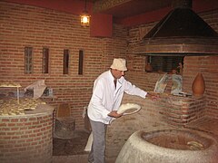 Toné et un boulanger.