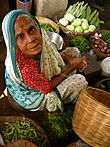 Frau auf dem Fischmarkt in Worli, Mumbai