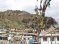 Shigatse 2005. Le rovine del castello, Dzong, visto dal mercato cittadino