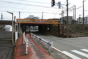 あいの風とやま鉄道線のガード下は幅員が狭いため信号による交互通行となっている。