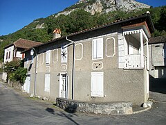 Une maison aux décorations traditionnelles.