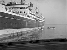 Photographie noir et blanc de l'Aorangi et deux canots de sauvetage mis à l'eau