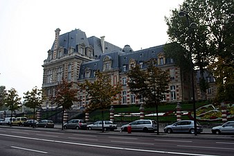 Hôtel de ville, façade de l'avenue du Général de Gaulle. Cette aile était originellement l'hôtel de Conti construit en 1670, devenu Hôtel des Grands maîtres de France sous Louis XV et XVI.