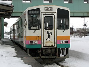 フラワー長井線で運用されているYR-880形 YR-888 スウィングガールズ塗装車両