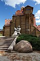 Seitenansicht des Goldenen Tores mit dem Denkmal für Jaroslaw den Weisen