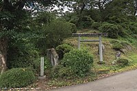 龍雲寺境内にある菅生小学校開校記念碑