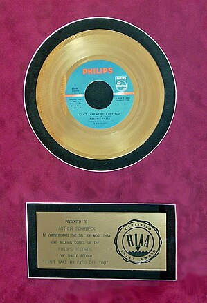 フランキー・ヴァリのシングル「君の瞳に恋してる」に対してアメリカレコード協会が授与したゴールドディスクのレコード（アレンジャーのアーティ・シュレック（英語版）に授与されたもの）