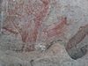 Peintures rupestres sur un rocher de la Sierra de San Francisco ; plusieurs animaux sont dessinés en rouge, délimités par des traits blancs.