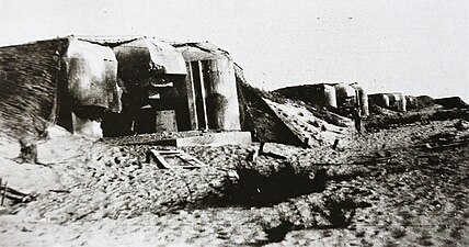 Voir en arrière plan, le blockhaus d'observation au nez arrondi