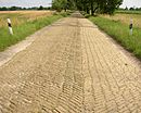 Landstraße mit Ziegelpflaster zwischen Riewend und Klein Behnitz