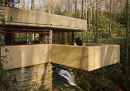 Un balcón en voladizo de la Casa de la Cascada de Frank Lloyd Wright.