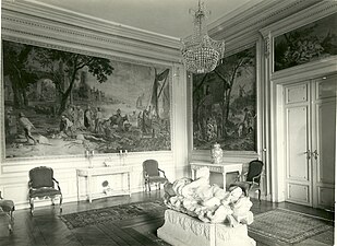 Petit salon avec toiles murales