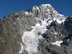 Vue de la pointe Louis-Amédée (au centre) dominé par le mont Blanc de Courmayeur (à droite), surplombant le glacier du Brouillard.