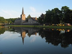 L'Ourthe devant l'église de Hotton.