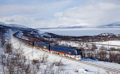 Malmtrafik Iore-hauled train at Torneträsk at Iron Ore Line, by Kabelleger)