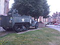 Halftrack sur la place de l'Hôtel de ville de L'Aigle