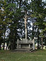 Autel extérieur avec une croix monumentale de la crucifixion